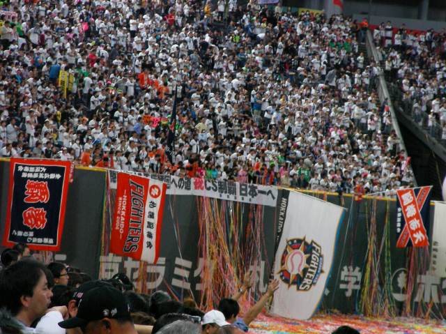 記念撮影を見守るレフトスタンド